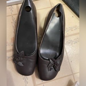 Softspots brown flats with flowers